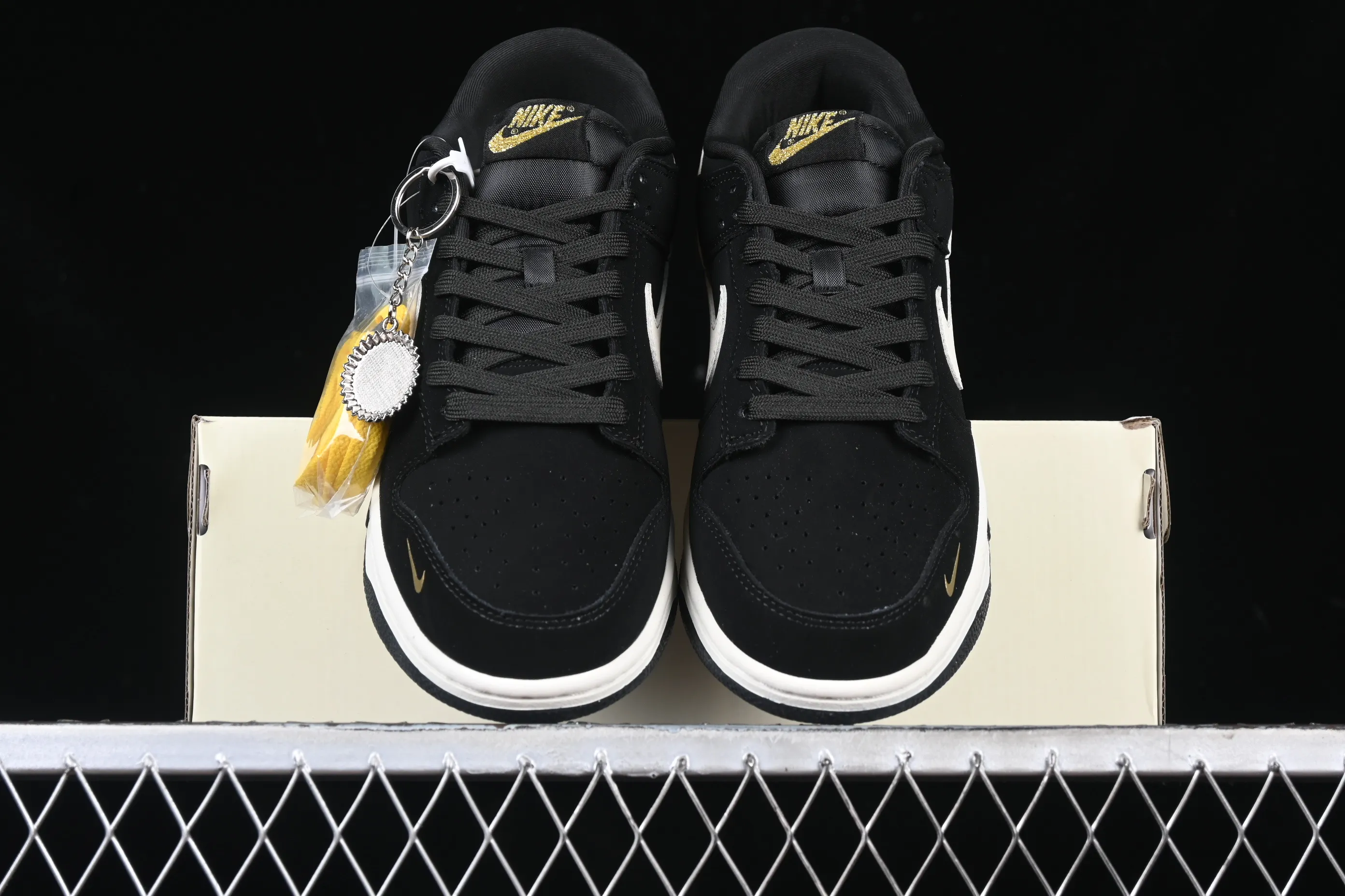 All categories Nk SB Dunk series Nk SB Dunk Low low-top sneakers Nk SB Dunk Low FOG joint-Zhubabai hook Anniversary high-end customization low-top casual sneakers KK1333-016